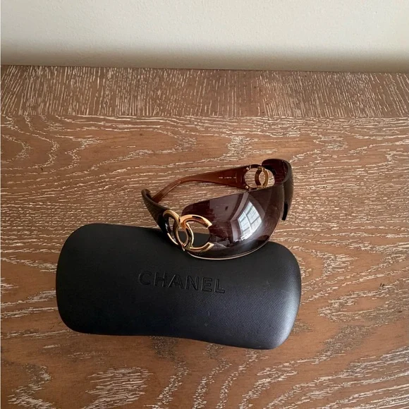 CHANEL Black Frame Brown Gradient CC Logo Rimless Sunglasses - Picture 7 of 11